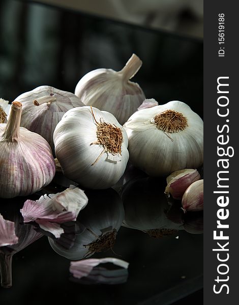 Raw garlic used in the cuisine of different countries