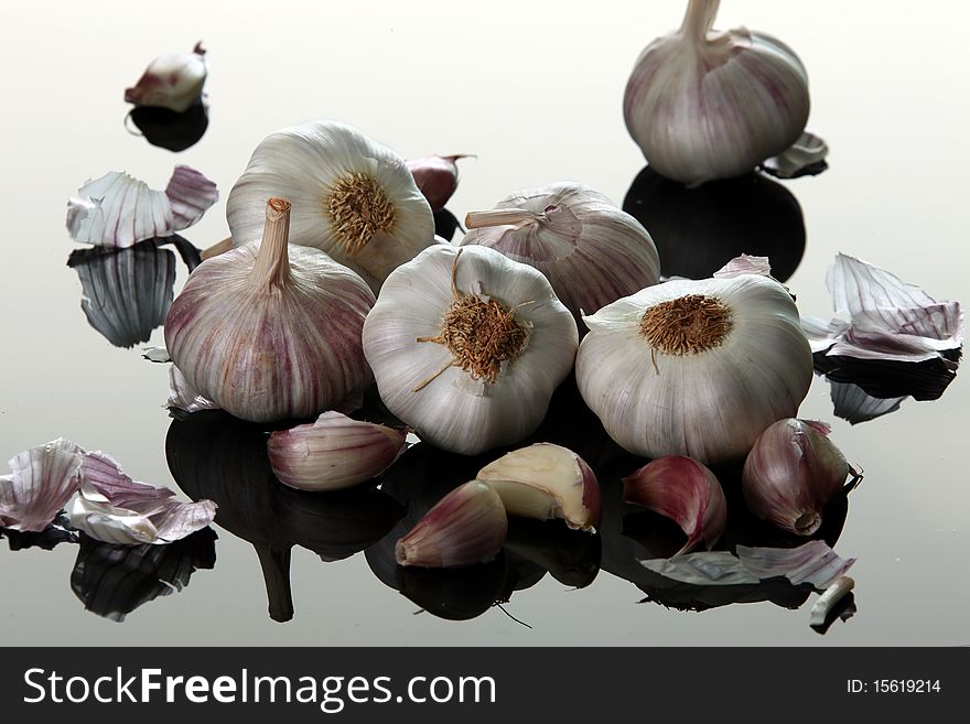 Raw garlic used in the cuisine of different countries