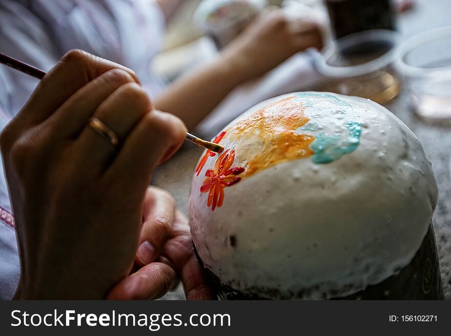 Painting Orthodox Easter cakes in Russia