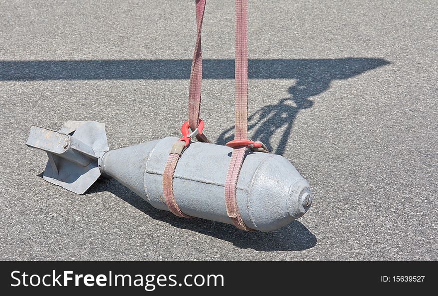 Dummy bomb lifting during combat engineers traning