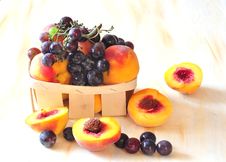 Peaches And Vine Royalty Free Stock Photos Peaches And Vine Royalty Free Stock Photos