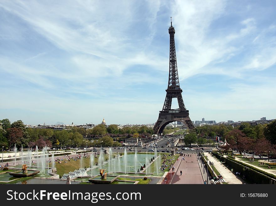 View of Tour d\'Eiffel with the square and fountains in a sunny summer day. View of Tour d\'Eiffel with the square and fountains in a sunny summer day