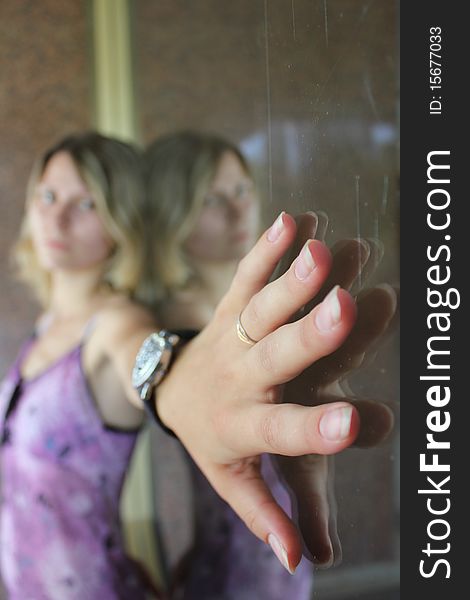 Woman's hand near the mirror