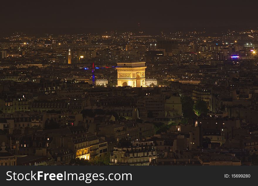 L'Arc de Triomphe shot at night from a distance. L'Arc de Triomphe shot at night from a distance