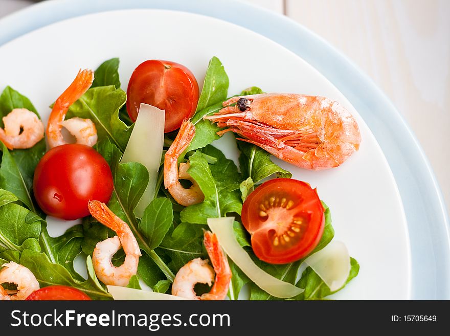 Shrimp salad with rocket and cherry tomatoes
