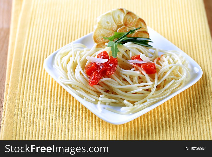 Spaghetti with tomato, Parmesan and baked garlic. Spaghetti with tomato, Parmesan and baked garlic