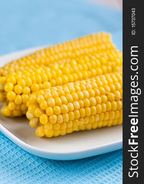 Cooked corn cobs on a blue napkin