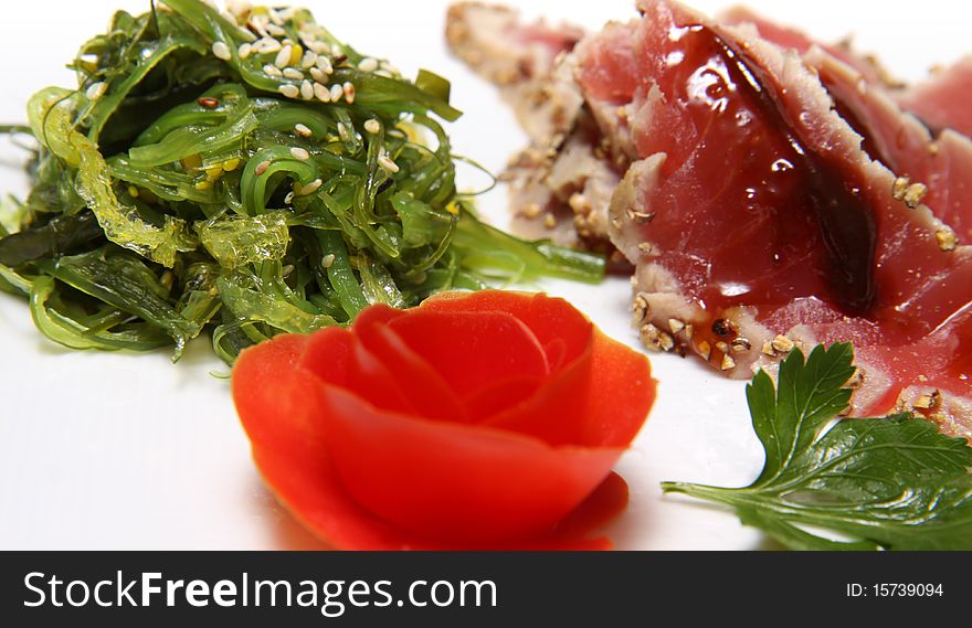 Fresh tuna sashimi with spinach