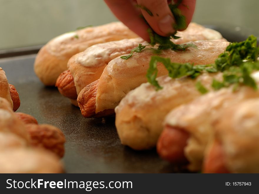 Sausage in pastry, to prepare, hand