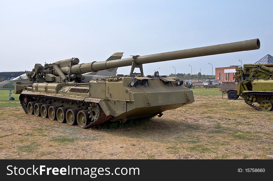 Heavy army self-propelled unit with a gun. Firing range of 30-35 km. Armored Army equipment. Heavy army self-propelled unit with a gun. Firing range of 30-35 km. Armored Army equipment.