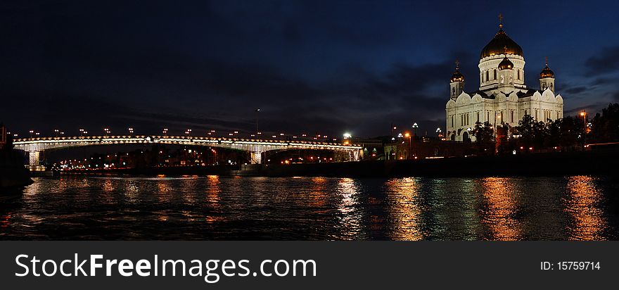 Night view of Temple of Christ in Moscow