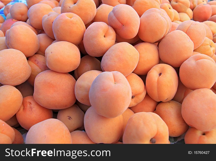 Pile of fresh peaches at a farmers market in Oregon