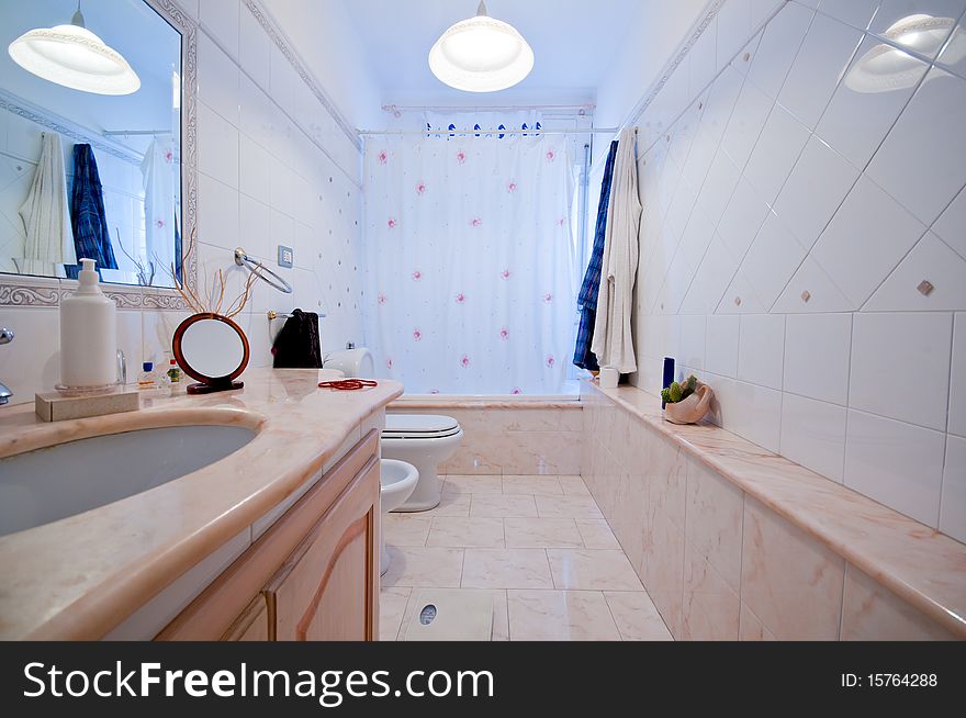 Internal marble bathroom with white and pink mattonele