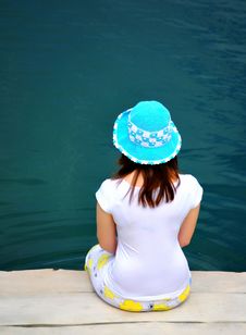 YOUNG GIRL BY LAKE Royalty Free Stock Image YOUNG GIRL BY LAKE Royalty Free Stock Image