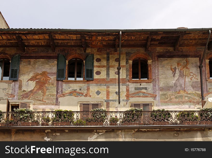 Verona, Piazza Erbe, Painted Casa Mazzanti