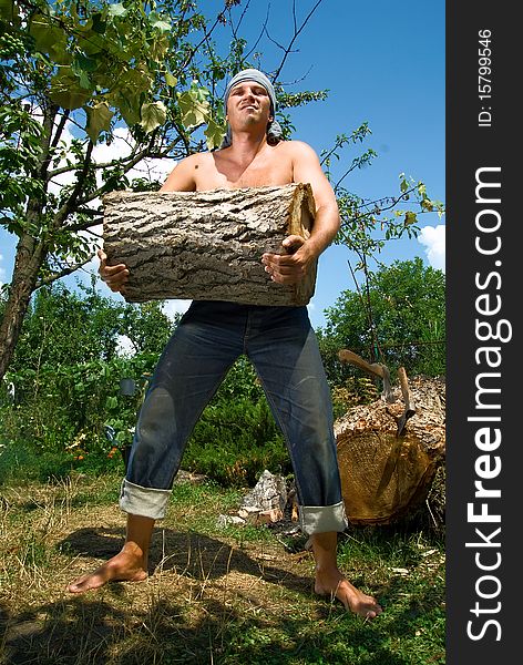Young man, which raises huge log