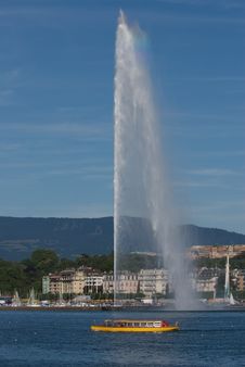 Geneva Ferry Crossing In Front Of The Jet D Eau Royalty Free Stock Images