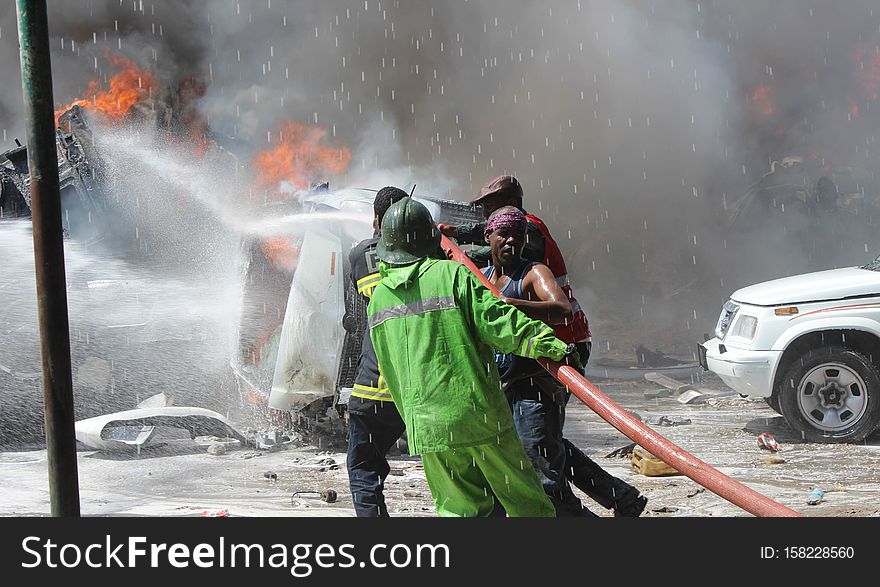 Mogadishu fire fighters and AMISOM troops pull a hose pipe as the fight against the fire gets underway. 28th November 2013. AU-UN IST/Photo RAMADAN MOHAMED. Mogadishu fire fighters and AMISOM troops pull a hose pipe as the fight against the fire gets underway. 28th November 2013. AU-UN IST/Photo RAMADAN MOHAMED