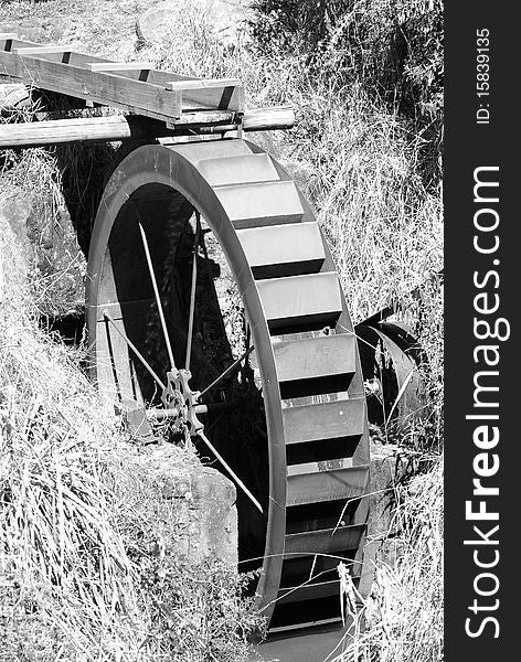 A water wheel in black and white