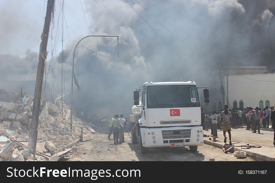 Water truck arrives at the scene of the fire iat KM4 Junction Mogadishu, Somalia. 28th November 2013. AUUN IST/Photo RAMADAN MOHAMED. Water truck arrives at the scene of the fire iat KM4 Junction Mogadishu, Somalia. 28th November 2013. AUUN IST/Photo RAMADAN MOHAMED