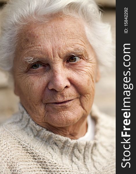 Portrait of a senior woman, picture taken during the daytime.