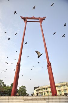 Sao Chingcha Flying Pigeon Bangkok Royalty Free Stock Images Sao Chingcha Flying Pigeon Bangkok Royalty Free Stock Images