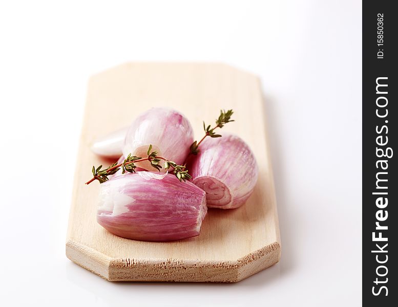 Bulbs of Spanish onion on a cutting board. Bulbs of Spanish onion on a cutting board