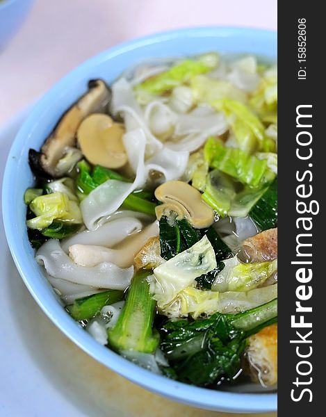 Simple and healthy vegetarian noodles cooked with consisting of mixed vegetables. Suitable for concepts such as diet and nutrition, healthy eating and lifestyle, and food and beverage.