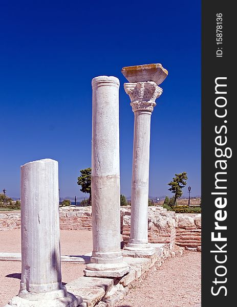 Ruins of ancient city against sky