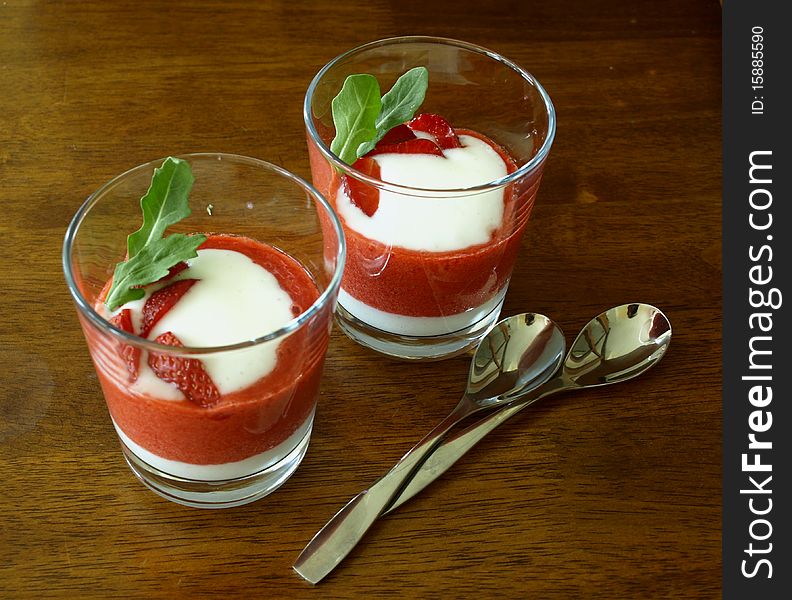 Strawberry dessert with cream sauce
