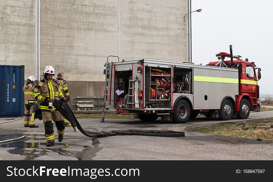 Preemraff firefighters training in Grötö industrial area 1