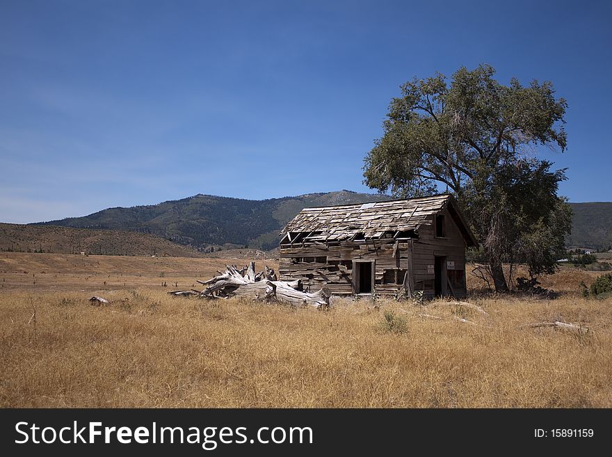 Old cabin that has been abandoned. Old cabin that has been abandoned.