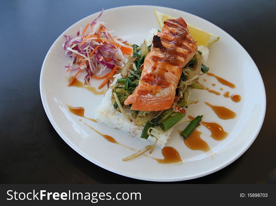 Baked salmon with green salad and rice