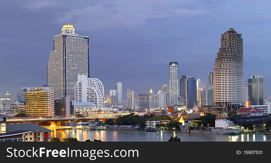 Night view of Taksin bridge