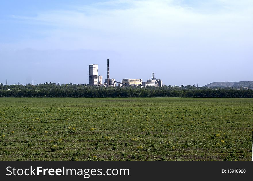 Heat and power plant with a field on a foreground