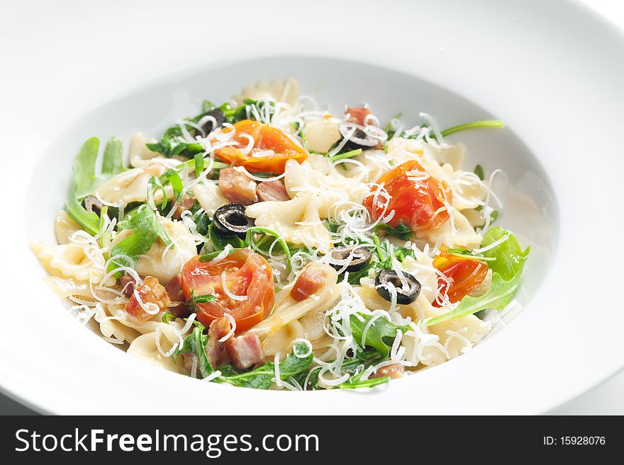 Pasta farfalle with Parma ham and cherry tomatoes