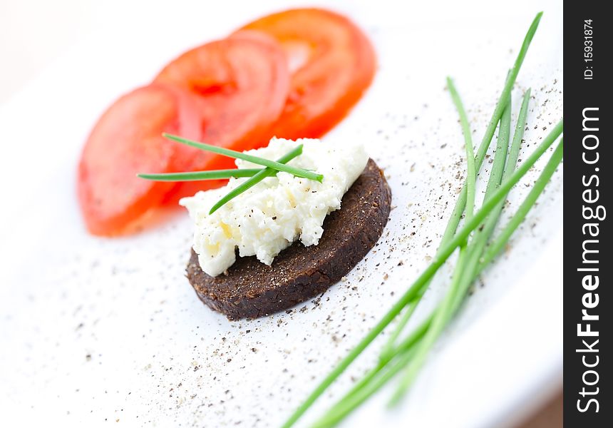 Pumpernickel bread with curd and chives