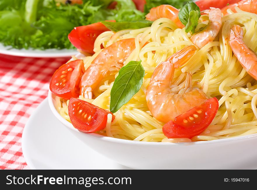 Pasta with shrimps and tomato