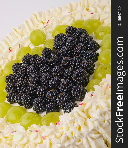 Fresh blackberrie cake with grapes and cream