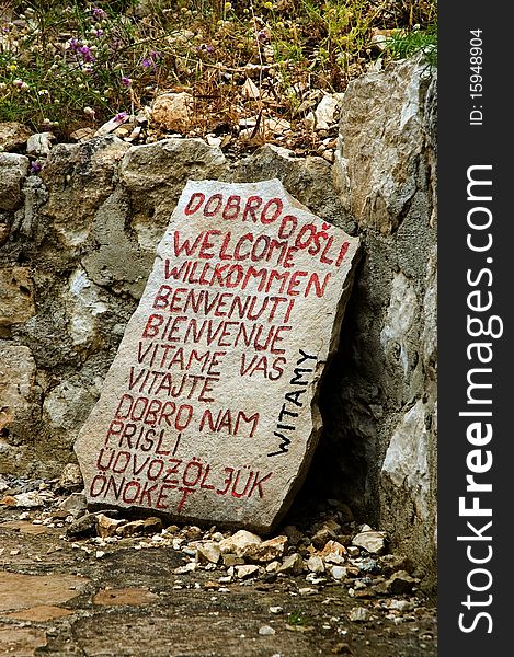 Welcoming stone in 12 languages, Omis - Starigrad