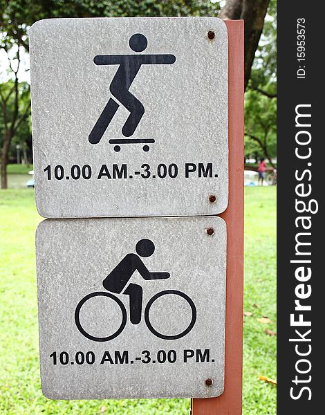 Sign spin bicycle & play in park