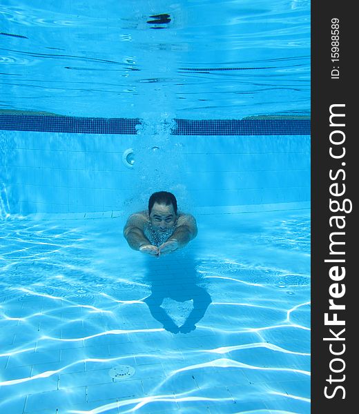 Swimming underwater photo of a men