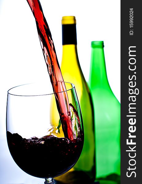 TerpÄ—s supylimas raudonasis vynas Ä¯ stiklo. TerpÄ—s supylimas raudonasis vynas Ä¯ stiklo