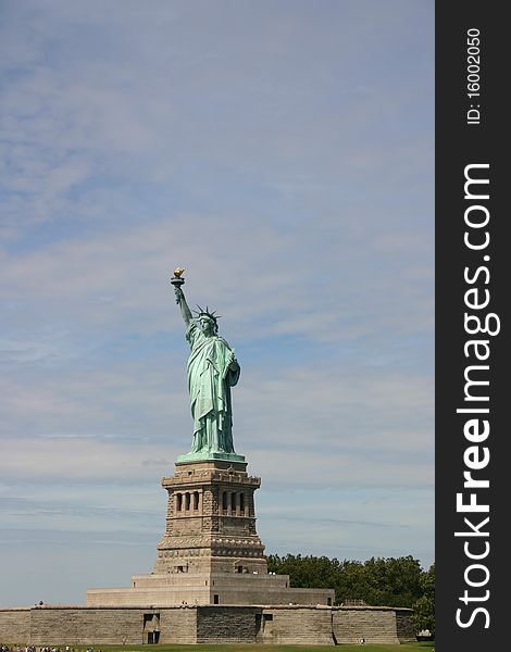 Image of the statue of liberty on statue island in New York