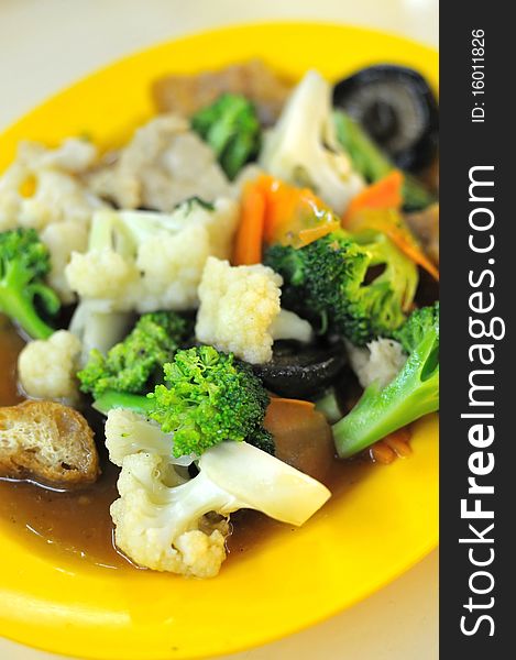 Sumptuous vegetarian cauliflower and green broccoli. Suitable for concepts such as diet and nutrition, healthy lifestyle, and food and beverage. Sumptuous vegetarian cauliflower and green broccoli. Suitable for concepts such as diet and nutrition, healthy lifestyle, and food and beverage.