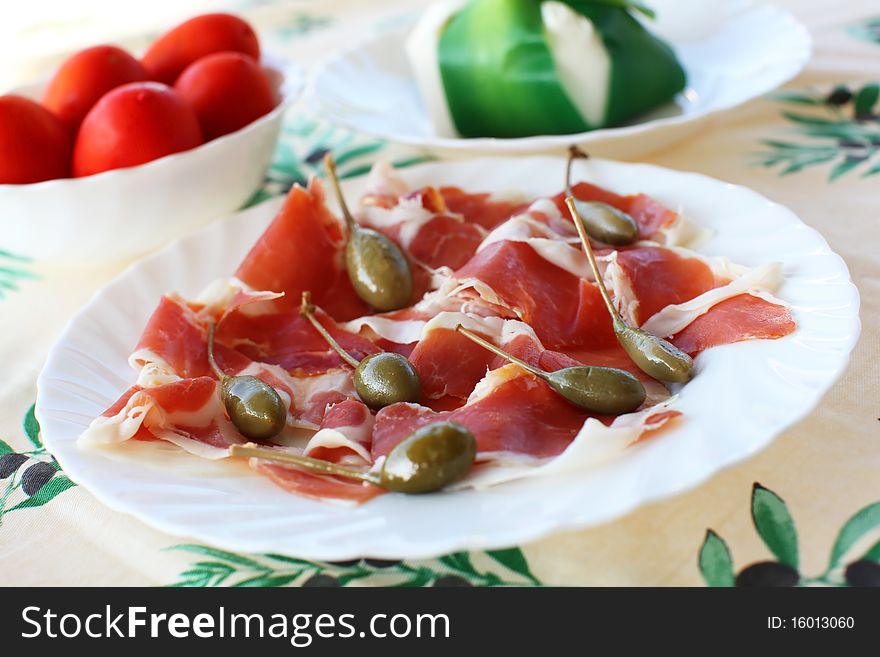 Prosciutto ham with capers and tomatoes