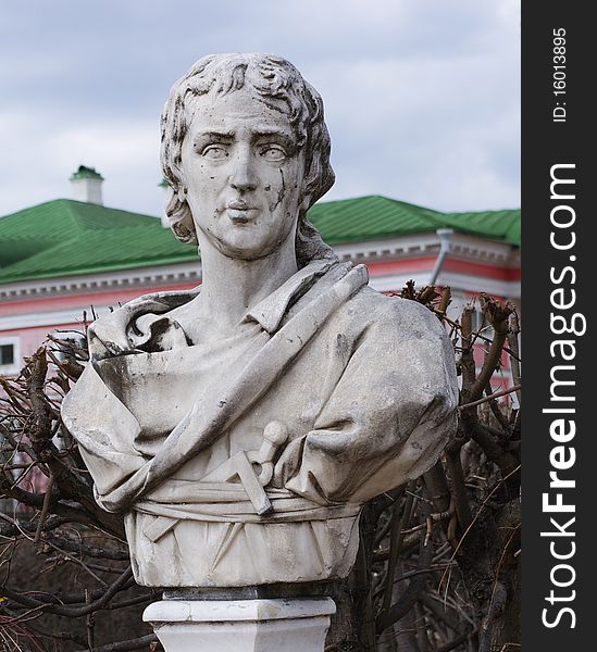 Marble bust of an unknown builder in the Park