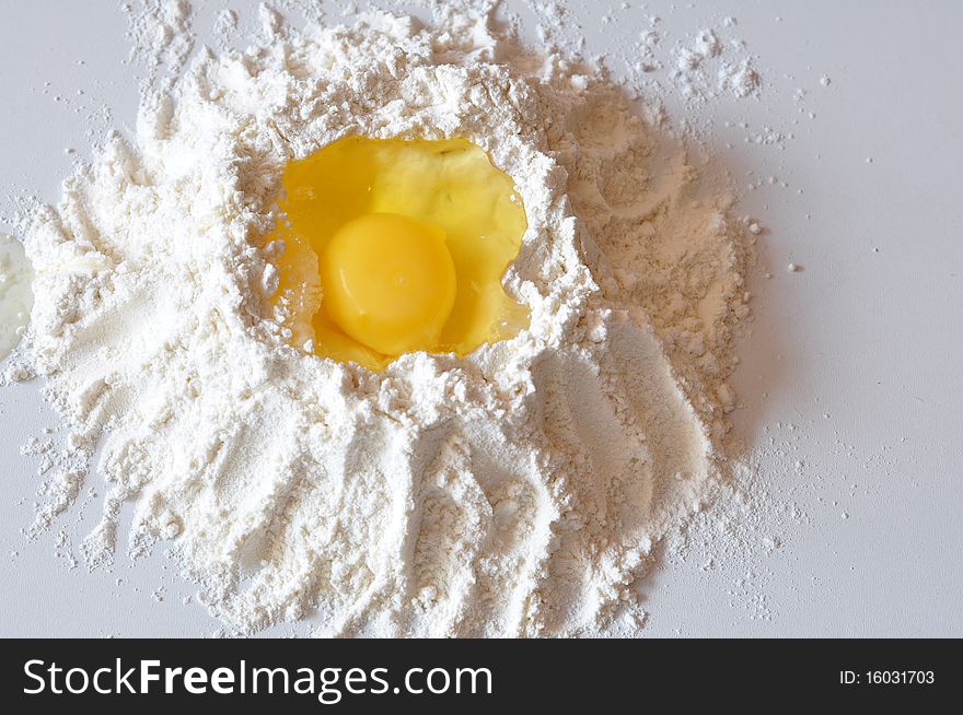 The broken egg is in a flour