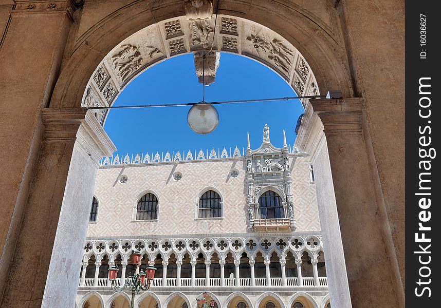 The Doge's palace and arch of the Biblioteca Nazionale Marciana in Venice, Italia. The Doge's palace and arch of the Biblioteca Nazionale Marciana in Venice, Italia.