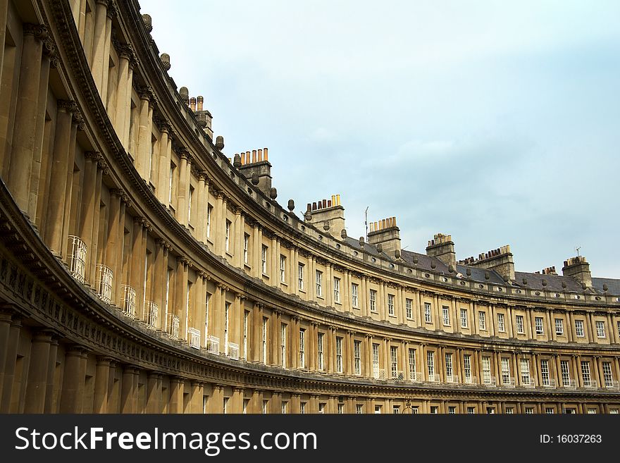 Splendid curved Georgian architecture in central bath, Somerset. The buildings which form a circle (or 'circus' in Latin) are Grade 1 listed buildings. Splendid curved Georgian architecture in central bath, Somerset. The buildings which form a circle (or 'circus' in Latin) are Grade 1 listed buildings